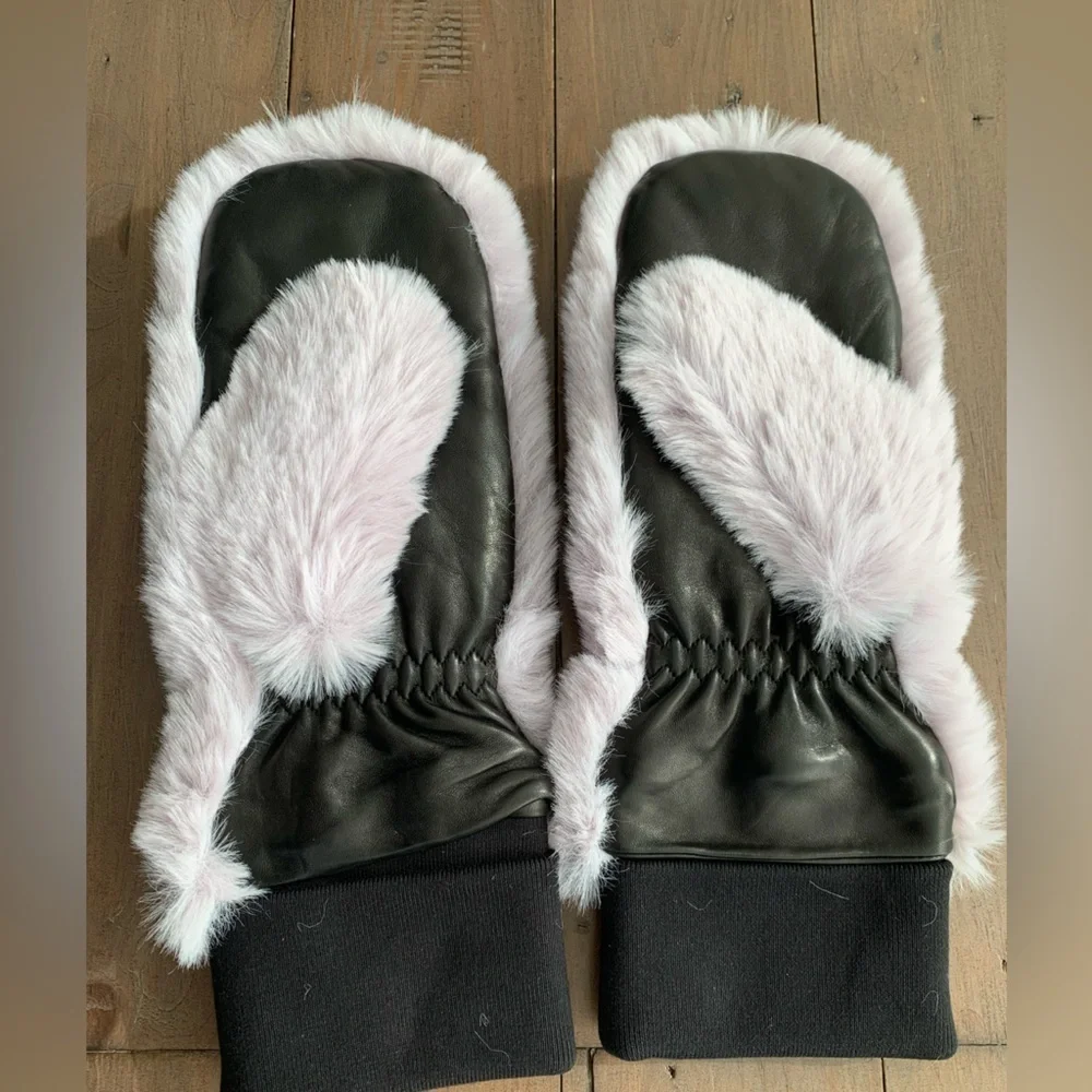 Moose Knuckles Cheever mittens lilac hint NWT